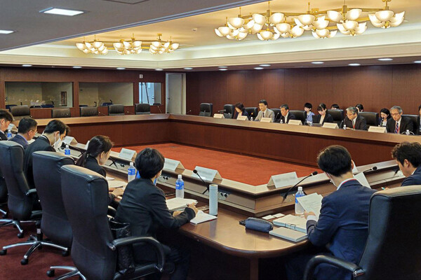  일본 후쿠시마 오염수 시찰단이 22일 일본 외무성에서 외무성, 경산성, 도쿄전력 관계자가 참석한 가운데 기술회의를 진행하고 있다. 2023.5.22. [후쿠시마 시찰단 제공] 연합뉴스