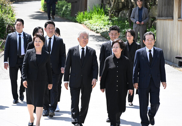 문재인 전 대통령과 김정숙 여사가 23일 오후 경남 김해시 진영읍 봉하마을에서 열린 노무현 전 대통령 서거 14주기 추도식에 노무현 전 대통령 부인 권양숙 여사, 아들 노건호 씨, 정세균 사람사는세상 노무현재단 이사장과 함께 입장하고 있다. 2023.5.23 [공동취재] 연합뉴스