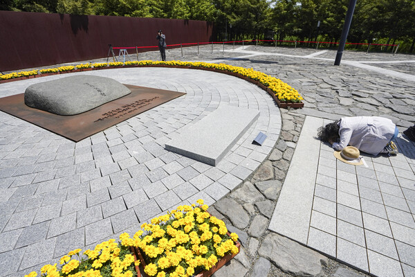 23일 오후 경남 김해시 진영읍 봉하마을에서 노무현 전 대통령 묘역을 찾은 한 시민이 절을 올리며 참배하고 있다. 2023.5.23. 연합뉴스