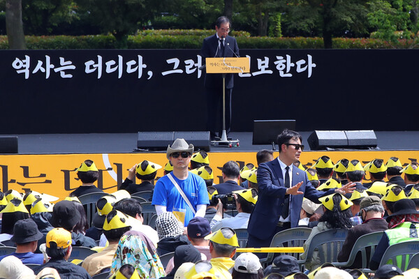 23일 경남 김해시 진영읍 봉하마을에서 열린 노무현 전 대통령 서거 14주기 추도식에서 한덕수 국무총리가 추도사를 하는 중 추도객들이 '내려가라' 등 고함을 지르자 관계자가 손을 들며 자제를 요청하고 있다. 2023.5.23 [공동취재] 연합뉴스