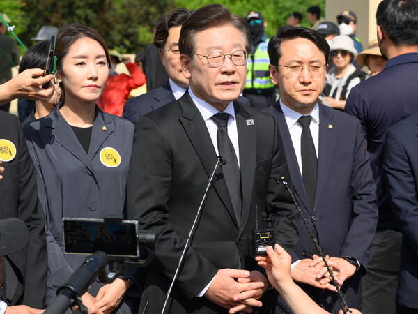 더불어민주당 이재명 대표가 23일 경남 김해 봉하마을에서 열린 노무현 전 대통령 서거 14주기 추도식 후 기자회견을 하고 있다. 2023.5.23 [공동취재] 연합뉴스