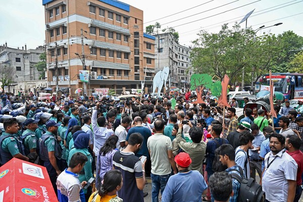  21일 방글라데시의 수도 다카의 시민들이 도로미화를 위한 벌목에 항의하는 시위를 벌이고 있다. 2023.05.21. AFP 연합뉴스