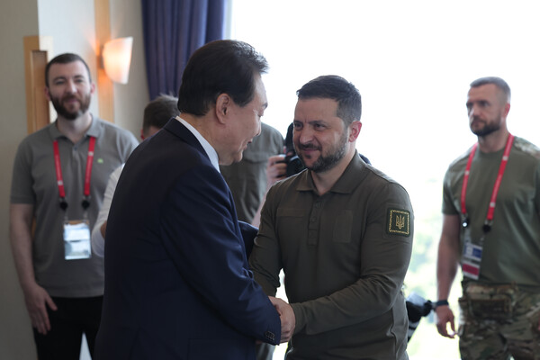 G7 정상회의 참관국 자격으로 일본을 방문 중인 윤석열 대통령과 G7 정상회의에 전격적으로 참석한 볼로디미르 젤렌스키 우크라이나 대통령이 21일 히로시마 G7 정상회의장인 그랜드프린스호텔에서 열린 한국-우크라이나 정상회담에서 악수하고 있다. 2023.5.21 [공동취재] 연합뉴스