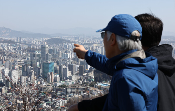 한국은행이 24일 발표한 5월 기업경기실사지수(BSI)' 는 제조업 업황 BSI가 73으로 전달보다 3p 올랐다. 사진은 서울 남산에서 바라본 도심에 주요 기업체 건물들. 2023.3.26. 연합뉴스
