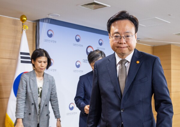 조규홍 보건복지부 장관이 15일 서울 종로구 정부서울청사에서 열린 간호법 거부권 관련 기자회견을 마치고 이동하고 있다. 2023.5.15. 연합뉴스.