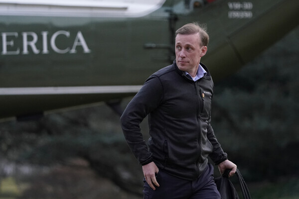 제이크 설리번 백악관 국가안보보좌관이 지난 2일 신년 휴가지에서 백악관에 귀환하는 마린원 헬기에서 내리고 있다. 설리번 보좌관은 조 바이든 대통령 가족과 신년휴가를 함께 보내면서 안보사안을 함께 숙의했다. 2023.1.2. AP 연합뉴스 