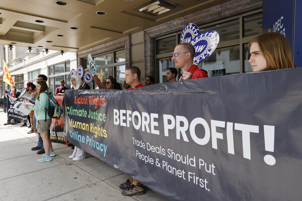 지난 20일 아태경제협력체(APEC) 회의가 열리는 미국 미국 디트로이트의 한 건물 앞에서 노동 지도자 및 환경단체, 경제정의 활동가들이 인태경제프레임워크(IPEF)에 강력한 노동 및 환경 규정을 포함하고, 거대기술기업(Big Tech)에 특권을 주지 말 것을 요구하고 있다. 2023.5.20. AP 연합뉴스 