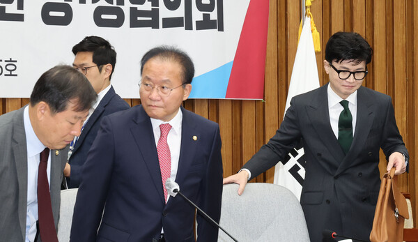 한동훈 법무부 장관과 국민의힘 윤재옥 원내대표, 이철규 사무총장이 24일 오전 서울 여의도 국회에서 열린 공공질서 확립과 국민 권익 보호를 위한 당정협의회에 참석하고 있다. 2023.5.24. 연합뉴스