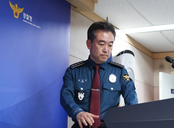 윤희근 경찰청장이 18일 서울 서대문구 경찰청에서 건설노조 집회에 대한 입장을 발표하기 위해 단상에 오르고 있다. 2023.5.18. 연합뉴스.