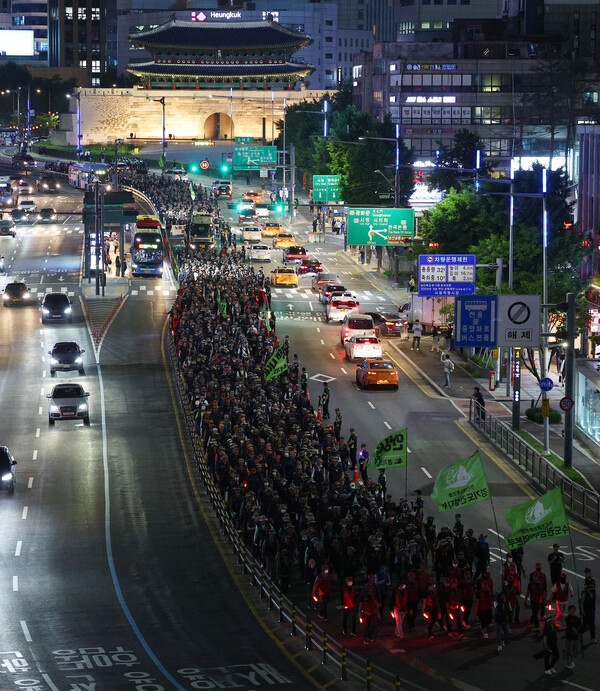 노조탄압 중단을 촉구하며 총파업 결의대회에 나선 건설노조 조합원들이 16일 오후 서울 세종대로에서 용산 대통령집무실 방면으로 거리행진을 하고 있다. 2023.5.16. 연합뉴스