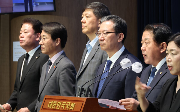 민주당 김병주 의원 등이 20일 국회에서 우크라이나 군사지원 반대 기자회견을 하고 있다. 왼쪽부터 민주당 송갑석, 이원욱 의원, 무소속 김홍걸 의원, 민주당 정성호, 김병주 의원. 2023.4.20. 연합뉴스