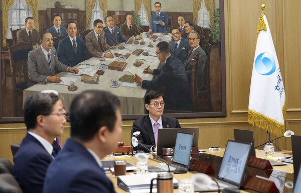 이창용 한국은행 총재가 25일 오전 6년 만에 준공된 서울 중구 한국은행 신축 본부에서 열린 금융통화위원회 본회의를 주재하고 있다. 2023.5.25. [사진공동취재단] 