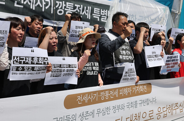 전세사기·깡통전세 피해자 전국 대책위원회와 문제해결을 위한 시민사회 대책위원회 관계자들이 23일 서울 여의도 국회 앞에서 기자회견을 하고 있다. 2023.5.23. 연합뉴스