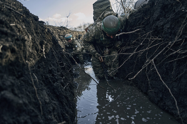 우크라이나군 병사들이 지난 3월 5일 바흐무트 인근에서 러시아군의 포격을 피해 참호로 대피하고 있다. 바흐무트 전투는 1차대전 당시를 방불케한 참호전으로 치러져 인명 희생이 많았다. 2023. 3. 5. AP 연합뉴스