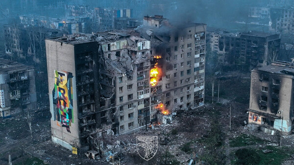 인구 7만 명의 유서 깊은 공업도시였던 바흐무트는 폐허더미로 변했다. 지난 21일 러시아군의 공격으로 건물이 불타고 있는 장면.  2023.5.21. 로이터 연합뉴스 