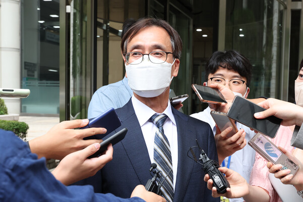정진웅 법무연수원 연구위원(차장검사)이 21일 오후 서울 서초동 서울고등법원에서 열린 항소심 선고공판에서 무죄를 선고받은 뒤 나와 취재진의 질문에 답하고 있다. 2022.7.21. 연합뉴스