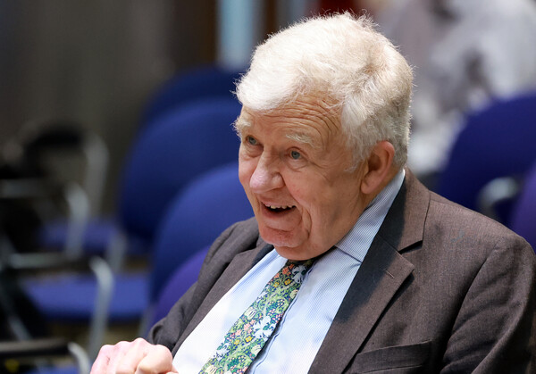 데이비드 콜먼 옥스퍼드대(인구학) 명예교수가 17일 서울 강남구 포스코센터에서 열린 '저출산 위기와 한국의 미래 : 국제적 시각에서 살펴보는 현실과 전망'을 주제로 열리는 심포지엄에 참석해 주제 발표를 기다리고 있다. 2023.5.17. 연합뉴스