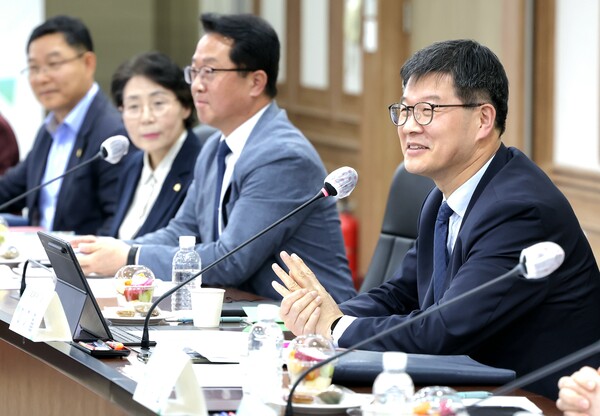 이기일 보건복지부 1차관이 지난 2일 전남 무안군 소재 전남도청에서 열린 저출산 대응 2030 전남 청년 간담회를 주재하고 있다. 2023.5.3. 연합뉴스