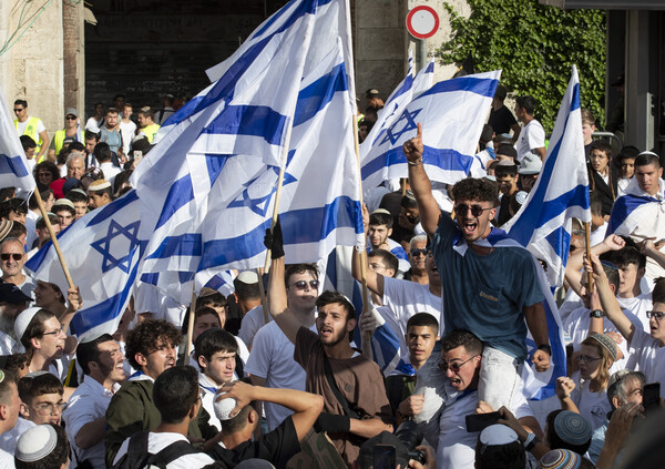 예루살렘의 날'을 맞은 18일(현지시각) 이스라엘 예루살렘 구시가지 일대에서 주민들이 깃발 행진을 벌이고 있다. 이날 참가자들은 1967년 3차 중동전쟁을 계기로 이스라엘이 동예루살렘을 점령한 것을 기념하며 통곡의 벽까지 행진했다. 2023.05.19. 신화 연합뉴스