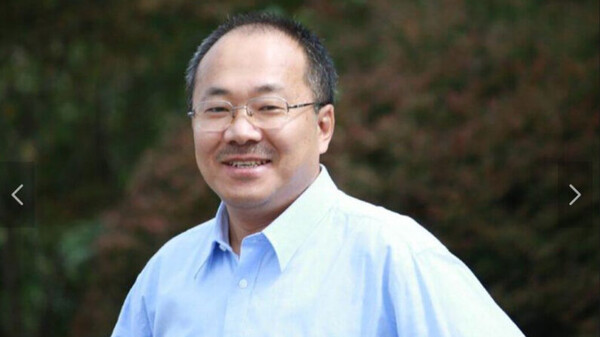 지난 2월 베이징 주재 일본대사관 관원과 점심식사를 하다 베이징 시 당국에 체포당한 둥위위 전  논설 부주임