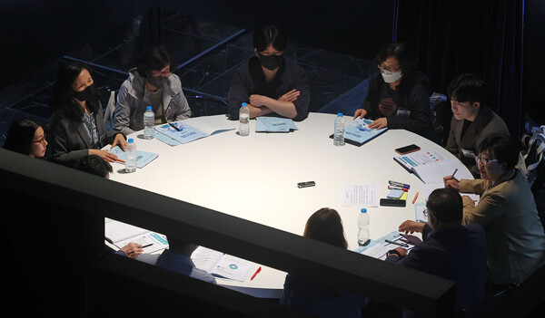 6일 오후 서울 여의도 KBS에서 열린 시민참여단 선거제도 개편 공론조사에서 참여자들이 분임 토의를 하고 있다. 2023.5.6 연합뉴스