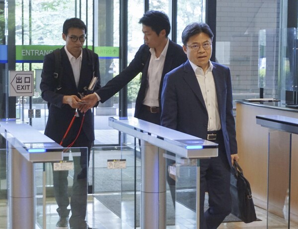 지난 22일 유국희 원자력안전위원회 위원장이 후쿠시마 사고원전 핵 오염수 해양 투기 안전성 검증을 위한 한국 시찰단 파견 문제를 논의하기 위해 일본 외무성에 들어서고 있다. 2023.05.22. AP 교도 연합뉴스