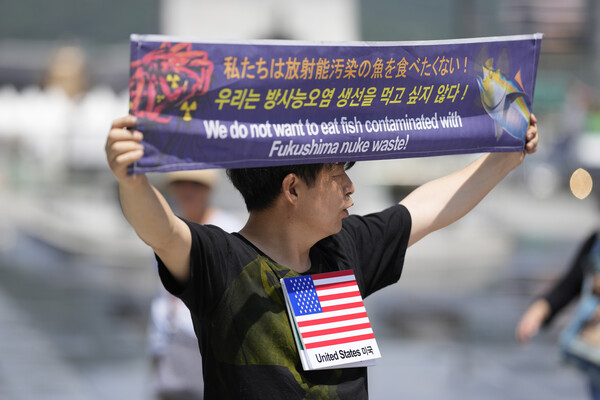 히로시마에서 주요 7개국(G7) 정상회의가 열린 지난 19일, 서울의 시민단체 회원이 "우리는 방사능 오염 생선을 먹고 싶지 않다"는 내용의 피켓을 들고 일본의 핵 오염수 해양 투기에 반대하는 시위를 벌이고 있다. 2023.05.19. AP 연합뉴스