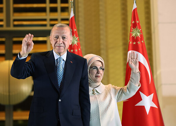 레제프 타이이프 에르도안 튀르키예 대통령부부가 재선에 성공한 지난 28일 수도 앙카라의 대통령궁 앞에서 지지군중에게 손을 흔들고 있다. 2023.5.28. UPI 연합뉴스 