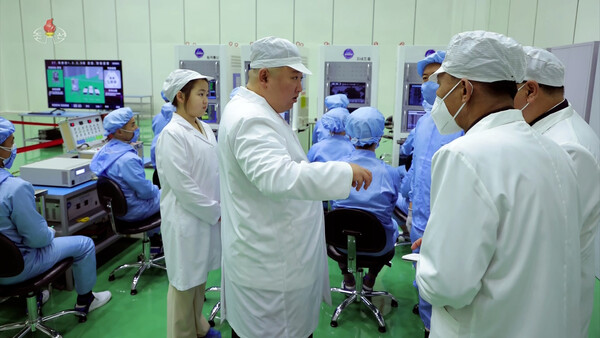 북한 김정은, 딸 주애와 '군사정찰위성 1호기' 시찰. [조선중앙TV 화면=연합뉴스 자료사진] 