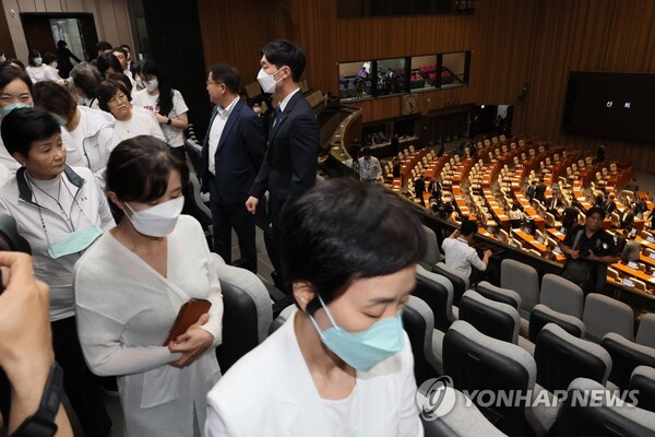 30일 국회 본회의에서 윤석열 대통령이 재의요구권(거부권)을 행사한 간호법 제정안이 재표결 끝에 부결된 뒤 대한간호협회 회원들이 방청석을 나서고 있다. 2023.5.30. 연합뉴스