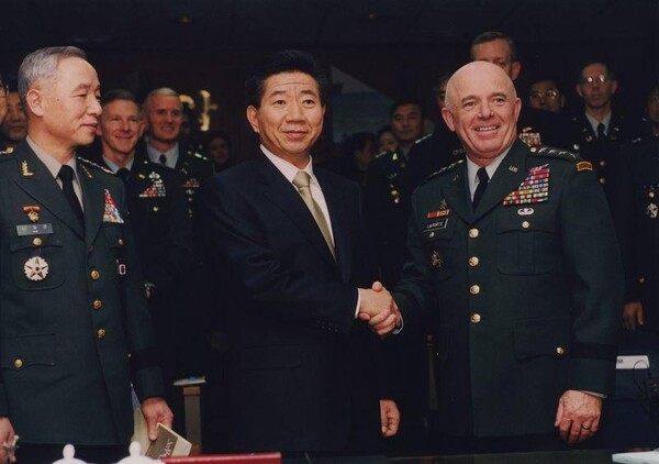 2003년 1월 노무현 대통령당선자가 당선인 신분으로는 처음으로 한미연합사를 방문해 라포트 주한미군사령관과 악수하고 있다. 노 당선자는 이날 장병들을 격려하고, 주한미군의 역할과 한미간 굳건한 동맹관계 유지의 중요성을 강조했다. 노무현 사료관 제공