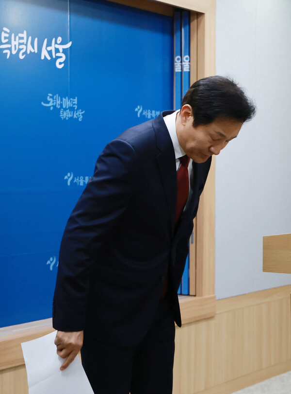 오세훈 서울시장이 31일 시청 브리핑실에서 이날 오전 북한이 주장하는 우주발사체 발사와 관련해 서울시가 발송한 '경계경보' 위급재난 문자 관련 입장을 밝힌 뒤 인사하고 있다. 2023.5.31. 연합뉴스