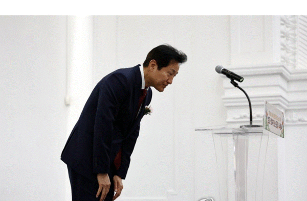 오세훈 서울시장이 31일 오전 서울시청 태평홀에서 열린’ 효자·효부·효손 표창 수여식'에 참석해 축사 후 인사를 하고 있다. 2023.5.31. 연합뉴스