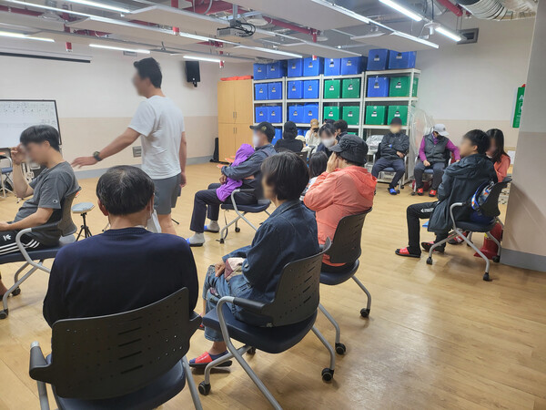 31일 인천시 백령도 진촌2리 주민들이 행정안전부의 새벽 공습경보 발령에 따라 대피소에 피해 있다. 엉뚱하게 소동은 서울에서 벌어졌다. 2023.5.31. 연합뉴스 