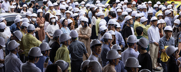 지난 16일 서울 종로구 정부서울청사에서 열린 제414차 민방위 날 훈련에 참가한 공무원들이 안전모를 쓴채 청사 마당에 대피해 있다. 2023.5.16. 연합뉴스 