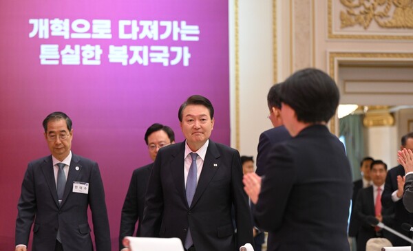 윤석열 대통령이 31일 청와대 영빈관에서 열린 사회보장 전략회의에 입장하고 있다. 2023.5.31. 연합뉴스.