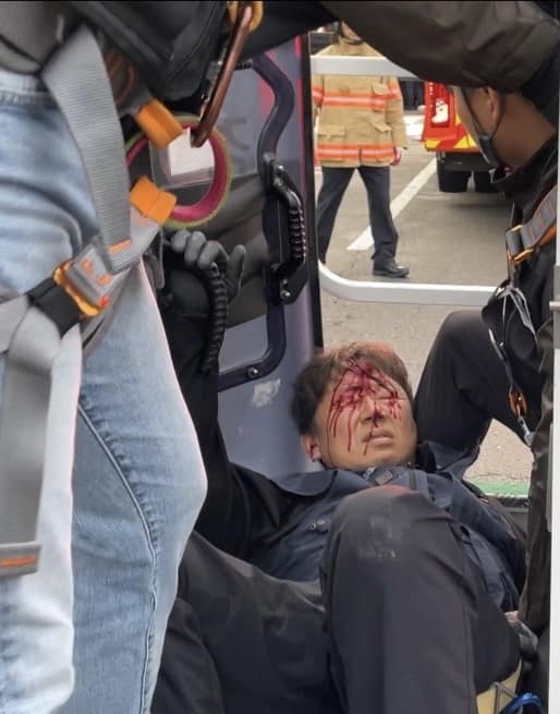 포스코 광양제철소 앞에서 고공농성 중이던 김준영 금속노련 사무처장이 경찰 곤봉에 맞아 머리에 피를 흘리며 끌려내려 오고 있다. 2023.5.31. 김준영씨 페이스북