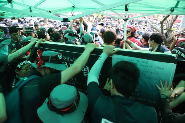 31일 오후 서울파이낸스센터 빌딩 앞에서 건설노조 조합원들이 양회동 열사 분향소를 강제 철거하려는 경찰에 맞서 천막을 지키고 있다. 2023.5.31. 건설노조