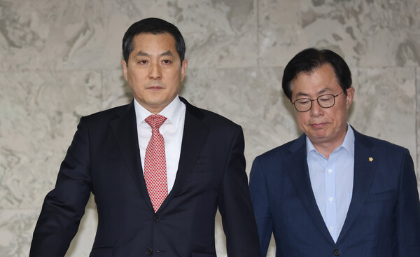 국민의힘 박대출 정책위의장과 이만희 정책위 수석부의장이 31일 오후 서울 여의도 국회에서 열린 응급의료 긴급대책 당정협의회에 참석하고 있다. 2023.5.31. 연합뉴스