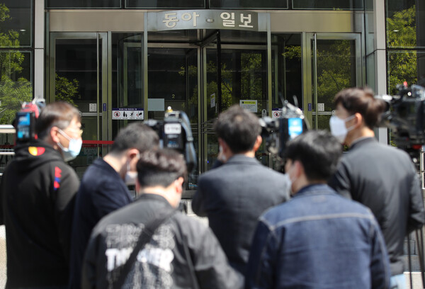 이른바 검언유착 의혹을 수사하는 검찰이 종합편성채널 채널A 본사를 압수수색하며 강제수사에 본격 착수한 28일 서울 종로구 채널A 앞에서 취재진이 대기하고 있다. 2020.4.28 연합뉴스