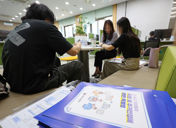 전세사기 피해 지원을 위한 특별법 시행 첫날인 1일 오후 서울시청 서소문 별관 내 전·월세 종합지원센터를 찾은 피해자가 직원의 도움을 받아 상담신청서를 작성하고 있다. 2023.6.1. 연합뉴스