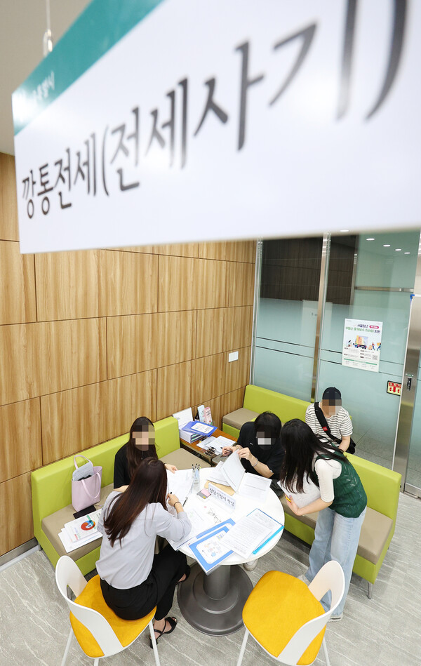 전세사기 피해 지원을 위한 특별법 시행 첫날인 1일 오후 서울시청 서소문 별관 내 전·월세 종합지원센터를 찾은 피해자가 직원의 도움을 받아 상담신청서를 작성하고 있다. 2023.6.1. 연합뉴스