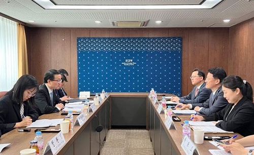 최용준 외교부 동북아국장(오른쪽)이 22일 서울에서 류진쑹 중국 외교부 아주사 사장과 대화하고 있다. {중국 외교부 홈페이지 캡처] 연합뉴스