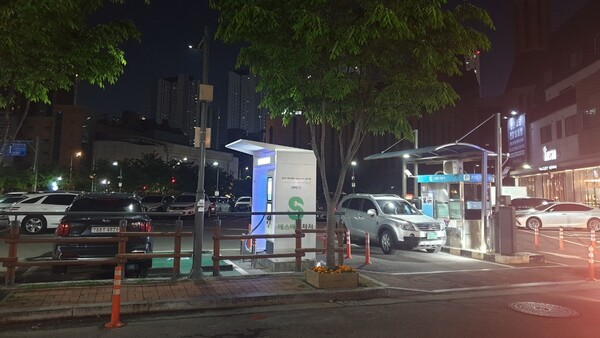 2021년 6월 8일 김용 전 부원장의 주차기록이 있는 광교 카페거리 제1공영주차장. 검찰은 5월 4일 공판에서 이 주자장이 대로변에 있는 노상주차장이라고 주장했지만, 변호인단의 확인 결과 출입차단기와 울타리가 설치된 폐쇄형 주차장이었다. 사진 김용 전 부원장 변호인단 제공.