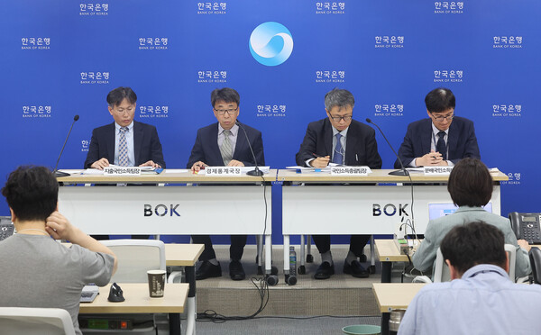 2일 오전 서울 중구 한국은행에서 신승철 경제통계국장을 비롯한 은행 관계자들이 2023년 1/4분기 국민소득(잠정) 기자설명회를 하고 있다. 2023.6.2. 연합뉴스