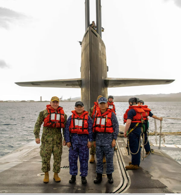 이수열 해군 잠수함사령부 사령관과 다와라 다테키 일본 해상자위대 잠수함 함대사령관, 릭 시프 미 제7잠수함전단장(오른쪽부터)이 지난 4월 18일 괌 미군기지에서 메인 함에 올라 기념촬영을 하고 있다. 미국 인도태평양사령부가 5월 4일 공개한 사진이다.  2023.4.18. 미국 인도태평양사령부 