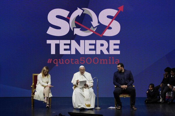  5월 12일 프란치스코 교황(중앙)과 이탈리아 조르자 멜로니 총리(왼쪽) 등이 로마에서 열린, 심각한 출산율 저하문제를 토의하는 '인구통계학적 겨울' 회의에서 얘기하고 있다. 2023.05.12. AP 연합뉴스