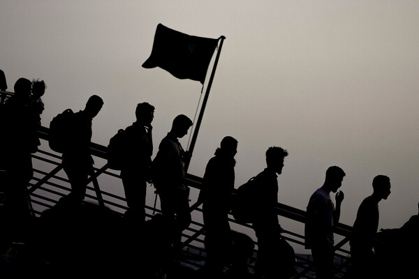 내전이 격화한 아프리카 수단을 탈출한 예멘 피난민들이 7일(현지시간) 사우디아라비아의 홍해 항구 도시 제다에 도착해 배에서 내리고 있다. 수단은 지난달 15일부터 정부군과 준군사조직인 신속지원군(RSF) 간 무력 충돌이 발생해 지금까지 최소 550명이 사망한 것으로 전해졌다. 2023.05.08. AP 연합뉴스