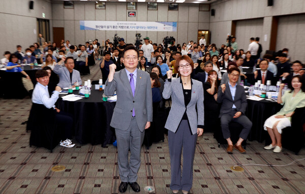 조규홍 보건복지부 장관(왼쪽)과 김영미 저출산고령사회위원회 부위원장이 1일 서울 중구 은행회관에서 열린 에서 참석자들과 기념 촬영하고 있다. 2023.6.1. 연합뉴스