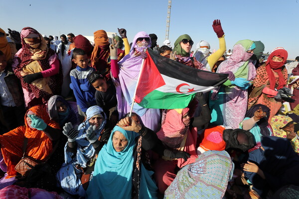 5월 20일 알제리의 알제 남서부 틴두프 지역 오서드에서 모로코 지배하의 서부사하라 독립을 추구하는 조직 폴리사리오 전선과 무장투쟁 50주년을 기념하는 군사 퍼레이드에 참가한 서부 사하라 난민들. 2023.05.20. EPA 연합뉴스